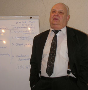 Профессор МГИМО (У) МИД России М.А. Хрусталев обращает внимание слушателей на взаимосвязь процессов демократизации и интеграции.