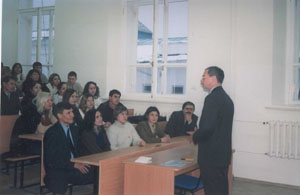 А.Д. Богатуров выступает перед студентами и преподавателями факультета международных отношений Казанского государственного университета.