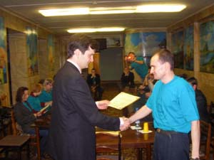 Диплом об окончании Зимнего института получает к.и.н. Н.А. Генык (Ивано-Франковск, Украина). 