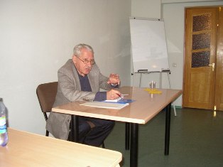С лекцией о ведущих трендах глобального развития выступает д.полит.н Э.Я. Баталов
