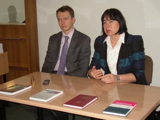 Презентацию новейших изданий учебной и научной литературы по международным отношениям проводят профессор МГИМО Т.А. Шаклеина и директор ЗИМО к.полит.н. А.А. Байков
