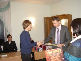 Торжественное закрытие Зимнего методологического института-2012. Награждается лауреат первой премии ЗИМО В.А. Алленов (Владивосток)