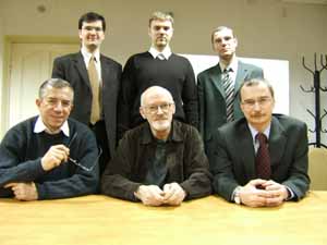 Преподаватели и организаторы ЗИМО-2005. Сидят слева направо: Л.И.
Бородкин, П.А. Цыганков, А.Д. Богатуров. Стоят слева направо: М.А. Троицкий
(заместитель директора НОФМО), М.В. Мамонов (администратор проекта
ЗИМО-2005), А.В. Фененко (координатор проектов НОФМО)